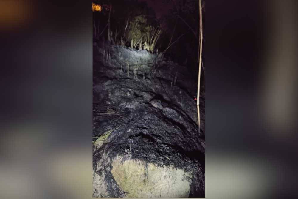 Pihak bomba kini sedang giat memadam kebakaran.