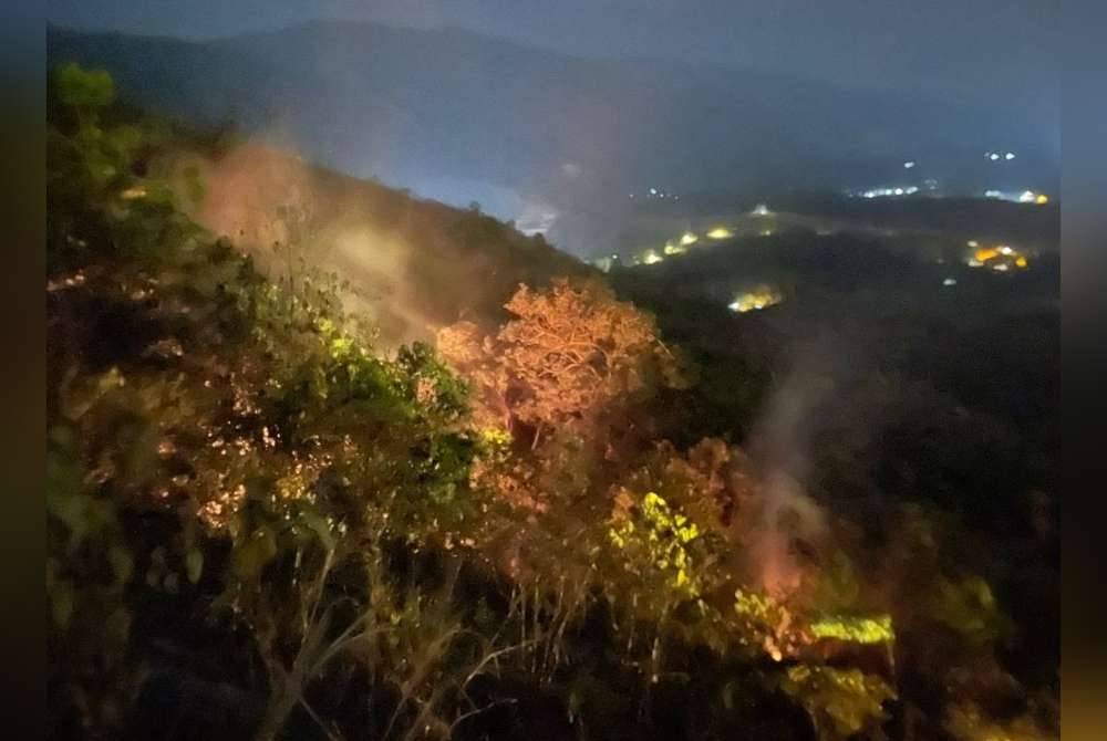 Kawasan Bukit Broga dianggarkan seluas 0.8 hentar dilaporkan terbakar.