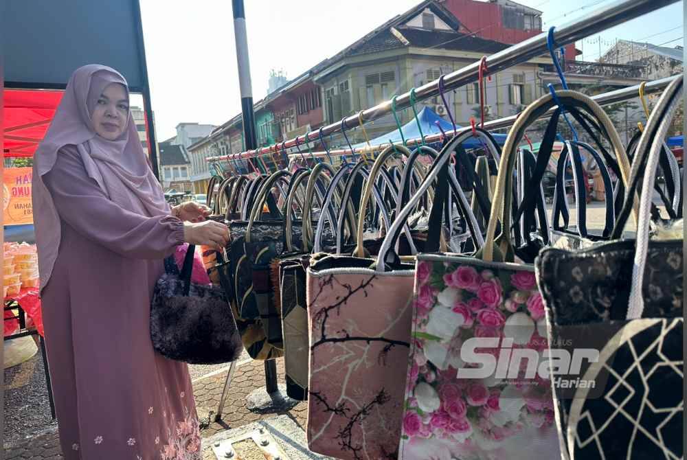 Beg tote boleh digunakan untuk meletakkan pelbagai barangan termasuk telekung.