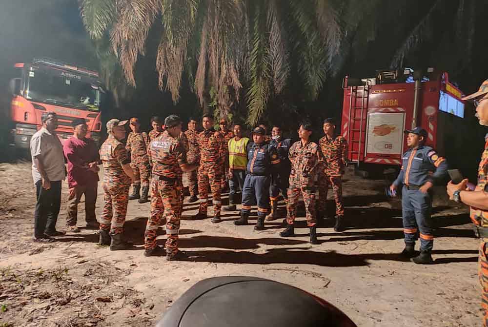 Antara pegawai dan anggota bomba yang terlibat dalam operasi memadamkan kebakaran hutan di Bukit Broga pada Isnin.