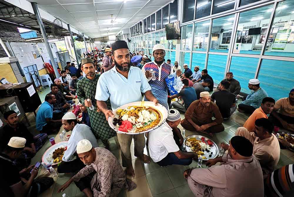 Majlis berbuka puasa di Masjid Al-Azim Taman Semarak menggunakan konsep makanan dalam talam.