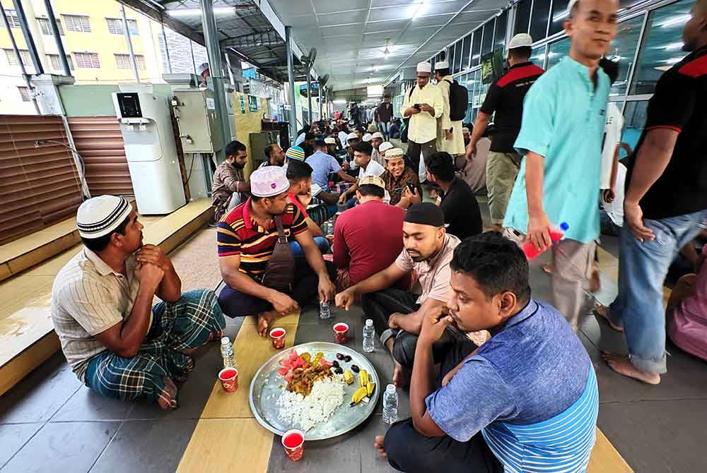 Warga asing menunggu waktu berbuka puasa.