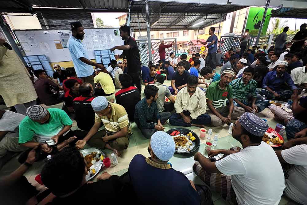 Kira-kira 500 orang hadir majlis berbuka puasa dikendalikan warga asing di Masjid Al-Azim Taman Semarak.