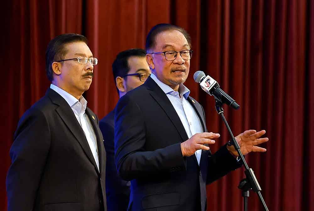 Anwar menyampaikan ucapan pada perjumpaan bersama warga Jabatan Perdana Menteri (JPM) pada Isnin. Foto Bernama