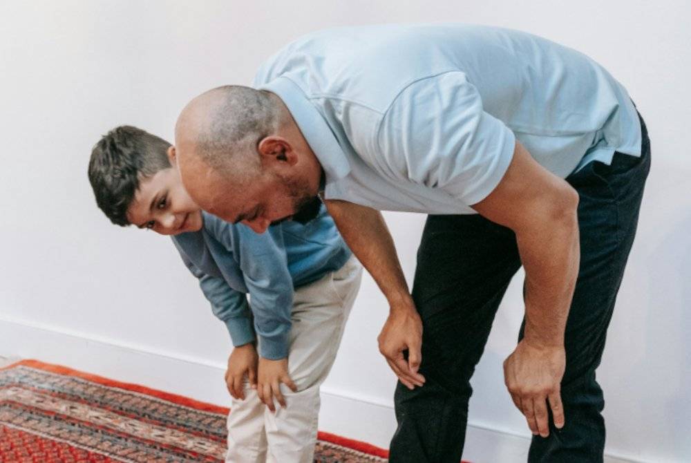 SARANAN Dr Zulkifli agar ibu bapa solat di tepi dinding atau hujung saf agar anak-anak dapat solat di tepi ibu bapa. Gambar Hiasan/Gambar Pexels.com