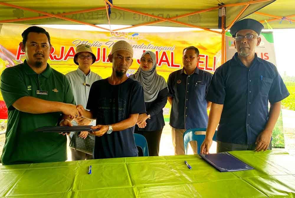 Wan Faizatul Aniza menyaksikan Majlis Menandatangani Perjanjian Jual Beli Tembikai Wangi Peserta Ladang Kontrak Projek Kampung Banggol, di Kota Bharu.