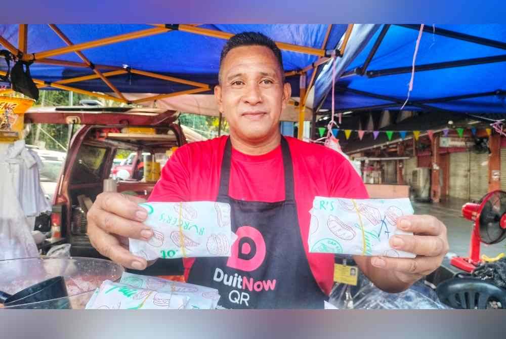 Jaafar menjual roti pita kebab ayam dan daging dengan harga RM3 setiap satu.