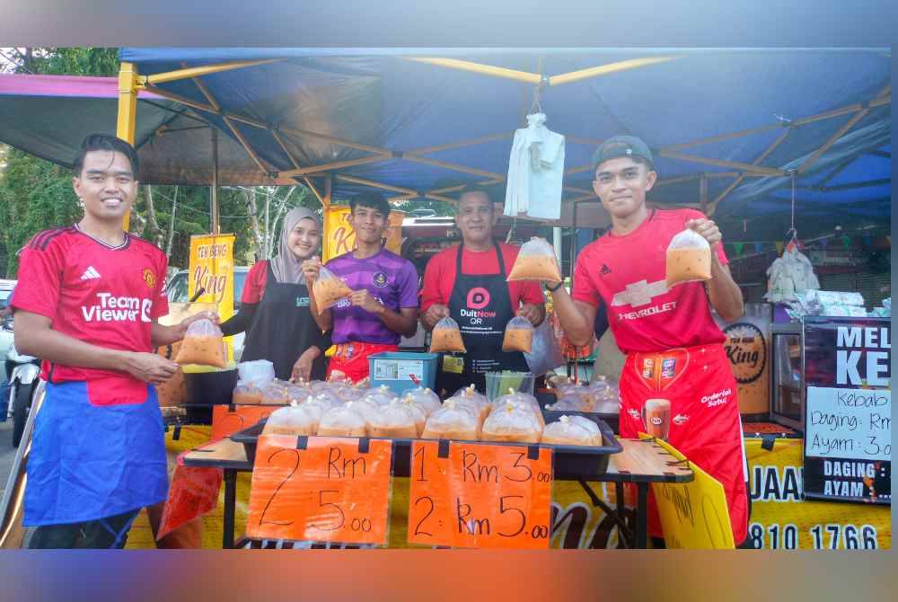 Jaafar(dua dari kanan) bersama jualan teh ais yang dijual dengan harga RM3 sebungkus dan RM5 dua bungkus