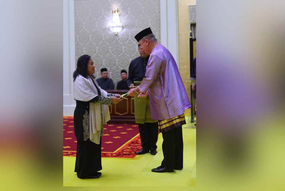 Sultan Ibrahim berkenan mengurniakan surat cara pelantikan kepada Hakim Mahkamah Tinggi, Amelati Anak Parnell. Foto Bernama