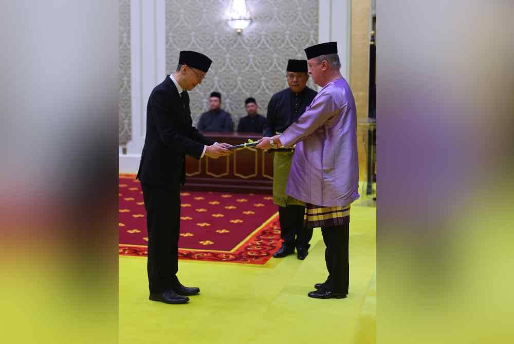 Sultan Ibrahim berkenan mengurniakan surat cara pelantikan kepada Hakim Mahkamah Tinggi, Alexander Siew How Wai. Foto Bernama