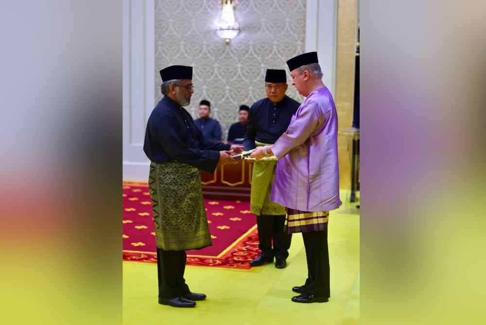Sultan Ibrahim berkenan mengurniakan surat cara pelantikan kepada Hakim Mahkamah Persekutuan, Datuk Vazeer Alam Mydin Meera. Foto Bernama