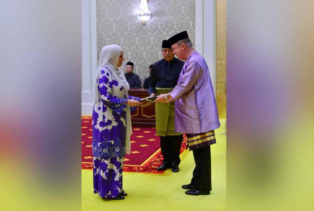 Sultan Ibrahim berkenan mengurniakan surat cara pelantikan kepada Hakim Mahkamah Persekutuan, Datuk Hanipah Farikullah.