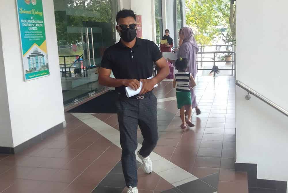 Safee Sali dilihat keluar dari Mahkamah Tinggi Syariah Shah Alam lebih awal namun enggan untuk bertemu dengan pihak media.