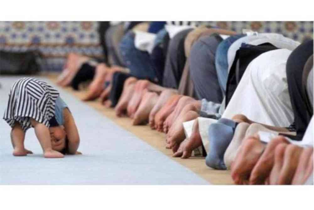 Anak kecil, susah dijaga sebaiknya tidak dibawa ke masjid. Gambar hiasan.