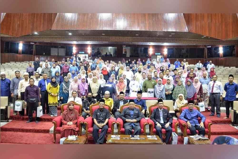 Badaruddin (depan, tengah) bersama sebahagian peserta Seminar Keluarga Bahagia di Auditorium Al-Azim, di Bukit Palah di Melaka, pada Isnin.