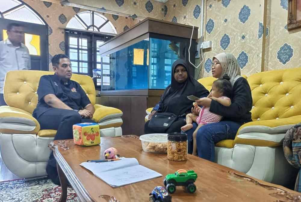 Mohd Noor Helmy Abdul Halem (kiri) dan Nor Komariah (tengah) ketika menziarahi kanak-kanak itu.