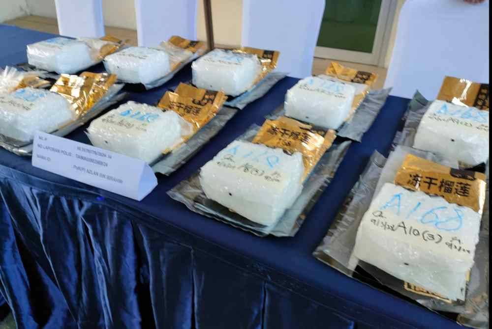 JKDM Sabah menggagalkan cubaan mengedar dadah menggunakan kurier dengan merampas 10.79 kilogram dadah jenis methamphetamine bernilai RM356,070 di sebuah premis di Jalan Bakau di sini, 9 Mac lepas. Foto media sosial