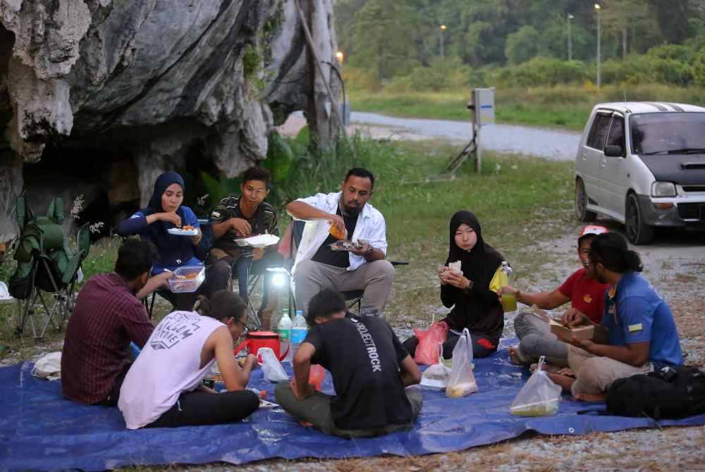 Kanako (tiga dari kanan) berbuka pausa bersama rakan-rakannya di Gua Mat Soorat. Foto Bernama
