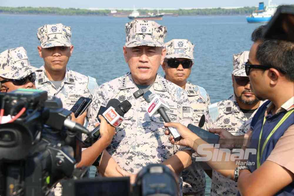 Hamid (tengah) ketika sidang akhbar sempena Op Pagar Laut di atas Kapal Maritim (KM) Bagan Datuk pada Isnin.