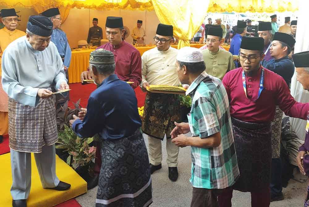 Sultan Selangor menyampaikan sumbangan kepada penerima pada Majlis Perasmian Masjid An-Nur, Sungai Haji Dorani di sini pada Isnin.