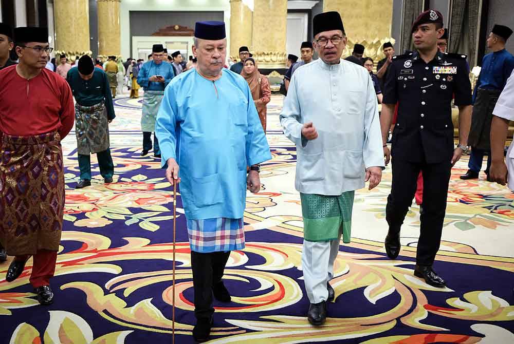 Sultan Ibrahim berkenan berbual bersama Anwar ketika berangkat meninggalkan Majlis Berbuka Puasa di Istana Negara hari ini. Foto Bernama