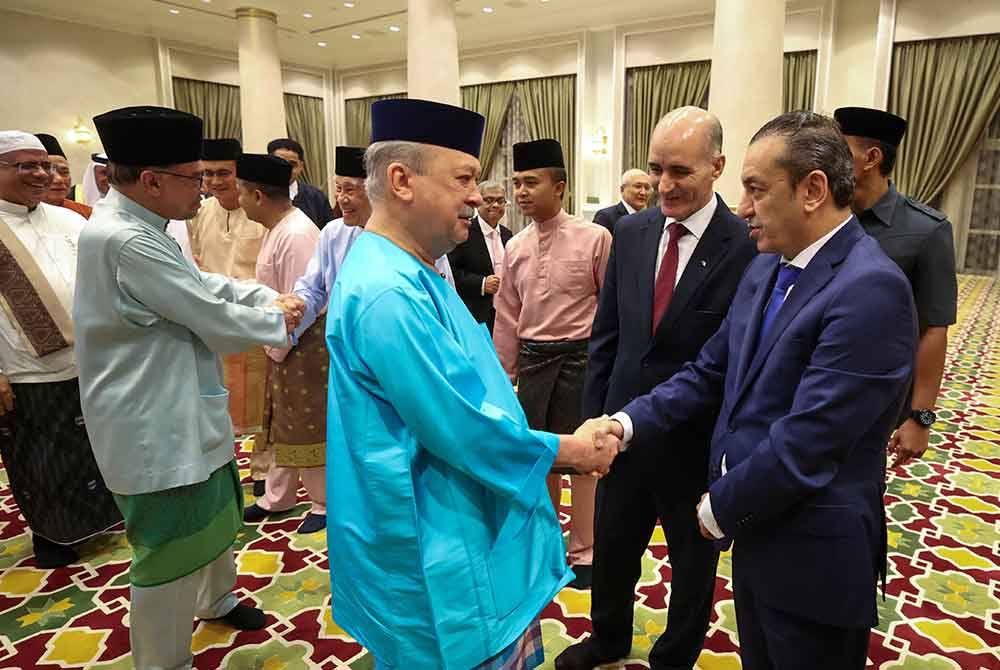 Sultan Ibrahim berkenan beramah mesra dengan tetamu yang hadir pada Majlis Berbuka Puasa bersama Kerajaan Perpaduan dan Delegasi Asing di Istana Negara malam ini. Foto Bernama