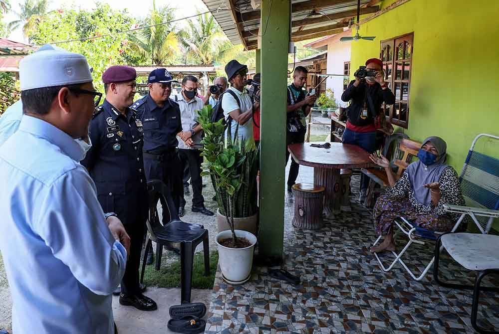 Muhammad Khalil (kiri) bersama Mazli (dua dari kiri) bertemu serta menyantuni balu kepada pengasas ajaran sesat Ayah Pin di kediamannya di Kampung Batu 13 di Hulu Besut hari ini. Foto Bernama