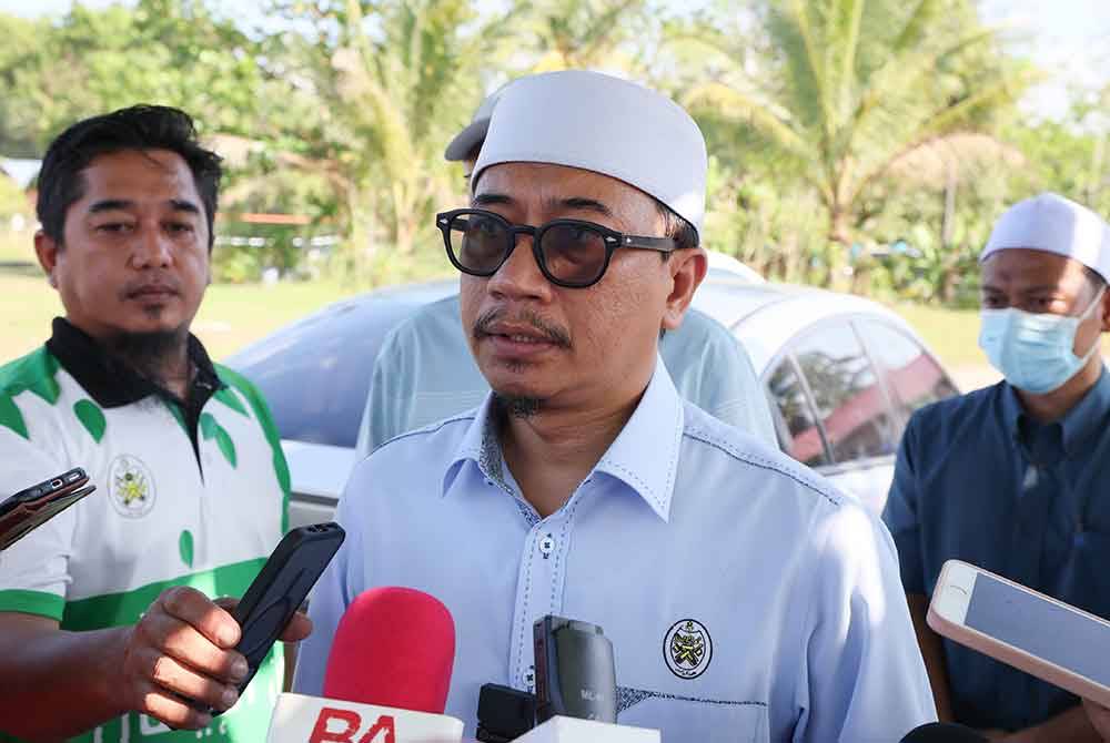 Muhammad Khalil pada sidang media selepas bertemu serta menyantuni balu kepada pengasas ajaran sesat Ayah Pin di kediamannya di Kampung Batu 13 di Hulu Besut hari ini. Foto Bernama