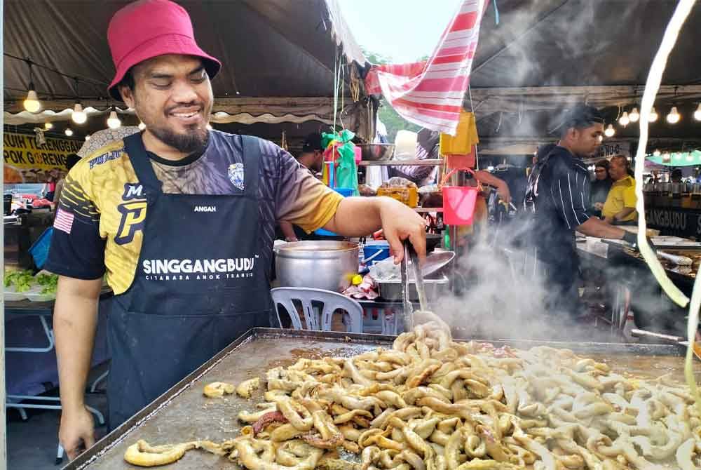 Perut bulat bakar akan dipotong kepada beberapa bahagian sebelum dibungkus mengikut permintaan pelanggan.