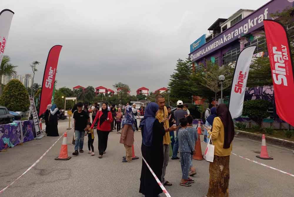 Orang ramai mula tiba dan memenuhi ruang yang disediakan untuk berbuka puasa.