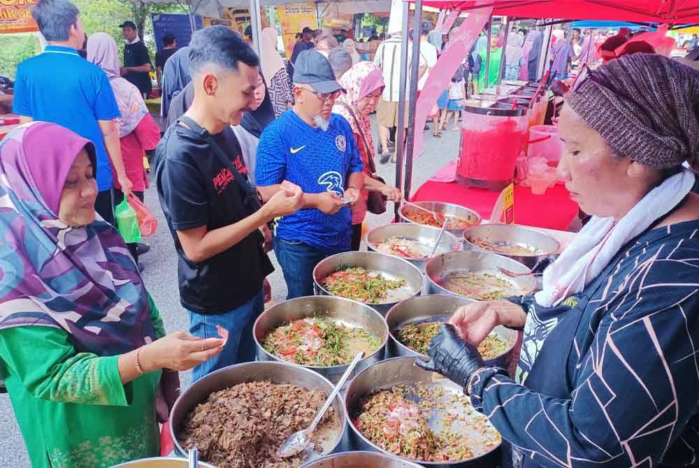Aneka 12 kerabu yang dijual Rohaida di Bazar Ramadan Medan Gopeng mendapat sambutan menggalakkan hinggakan pengunjung sanggup beratur sementara menunggu jualan bermula.