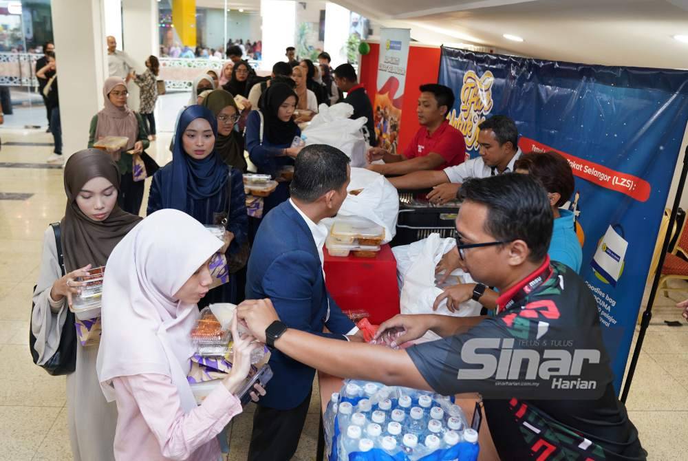 Petugas mengagihkan pek berbuka puasa kepada pelajar MSU pada program Iftar Untukmu Mahasiswa anjuran Lembaga Zakat Selangor (LZS) di Shah Alam pada Isnin. Foto Sinar Harian-ROSLI TALIB