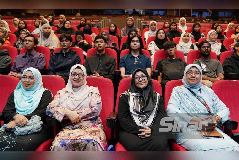 Ketua Divisyen Perhubungan Stakeholder dan Komunikasi Korporat, Datin Norajun Ainun Mohd Hashim (dua dari kanan) turut hadir pada majlis berbuka puasa berkenaan. Foto Sinar Harian-ROSLI TALIB