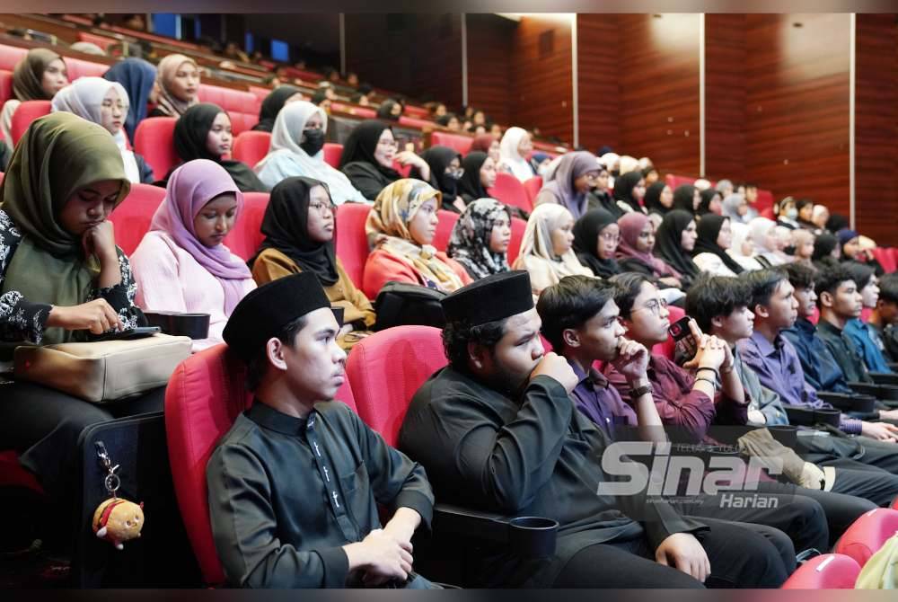 Sebahagian pelajar yang hadir mengikuti tazkirah sebelum berbuka puasa. Foto Sinar Harian-ROSLI TALIB