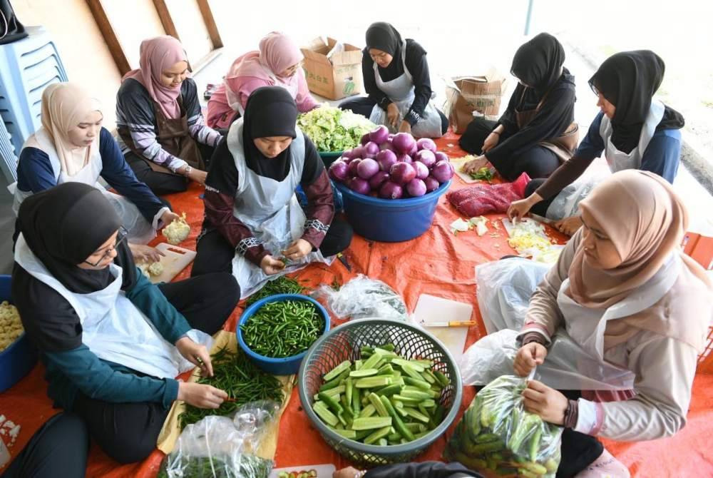 Sebahagian sukarelawan pelajar UniSZA menyediakan bahan untuk proses memasak hidangan berbuka puasa.