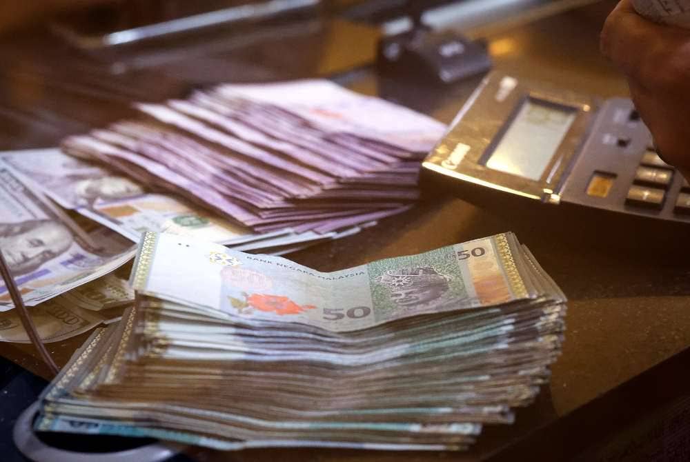 Pada 9.15 pagi, ringgit susut kepada 4.7225/7265 berbanding dolar AS daripada 4.7165/7195 pada Isnin.