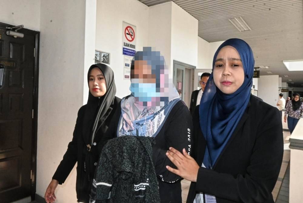 Wanita berusia 54 tahun (tengah) direman tujuh hari oleh Mahkamah Majistret pada Selasa.