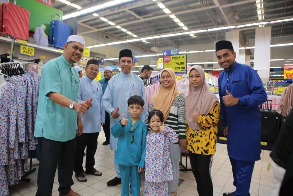 Muhammad Radhi (kiri) pada Iftar Ramadan Perdana dan Penyampaian Sumbangan anjuran Pasar Raya Mydin di Taman Saga, Alor Setar pada petang Isnin.