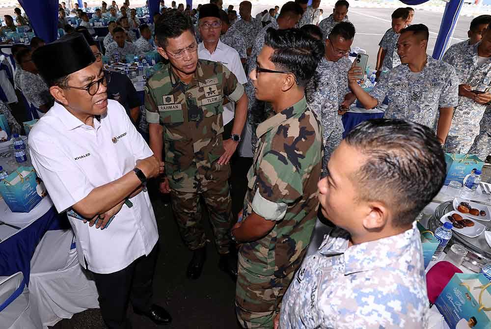 Menteri Pertahanan Datuk Seri Mohamed Khaled Nordin diringi Panglima Tentera Laut Laksamana Tan Sri Abdul Rahman Ayub (dua, kiri) beramah mesra dan menyerahkan sumbangan kebajikan kepada anggota-anggota TLDM yang mengidap pelbagai penyakit pada Majlis Berbuka Puasa Menteri Pertahanan Bersama Warga Tentera Laut Diraja Malaysia (TLDM) di Markas Pemerintahan Pasukan Simpanan TLDM Johor Bahru hari ini. Foto Bernama