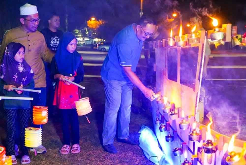 Ahmad Ridzwan (kanan) bersama kanak-kanak yang hadir memeriahkan hari pertama program Pelita Raya Terengganu (Peliter @TTI) 2024 malam Isnin.