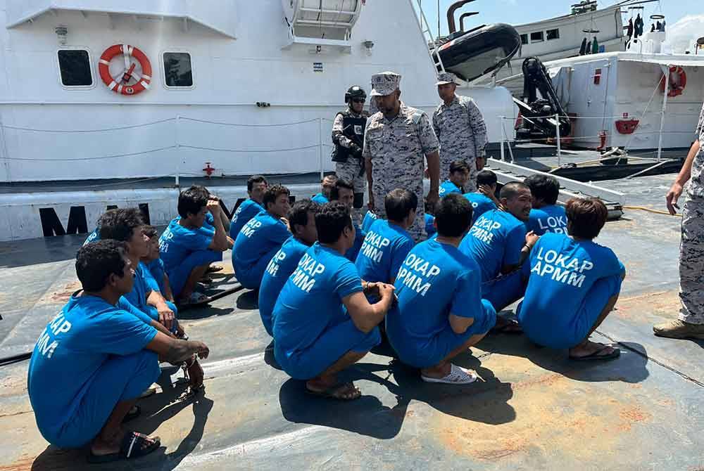 Erwan Shah (tengah) melihat nelayan-nelayan asing yang ditahan di perairan Tok Bali.