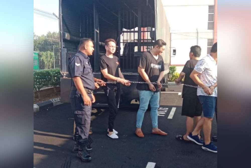 Tertuduh (dua kiri) mengaku tidak bersalah terhadap empat pertuduhan.