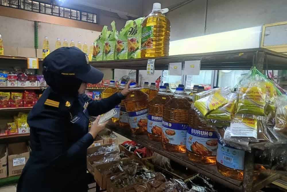 Anggota penguat kuasa KPDN Pahang melakukan pemeriksaan ke atas salah sebuah pasar raya dalam Ops Pantau 2024 di negeri ini.