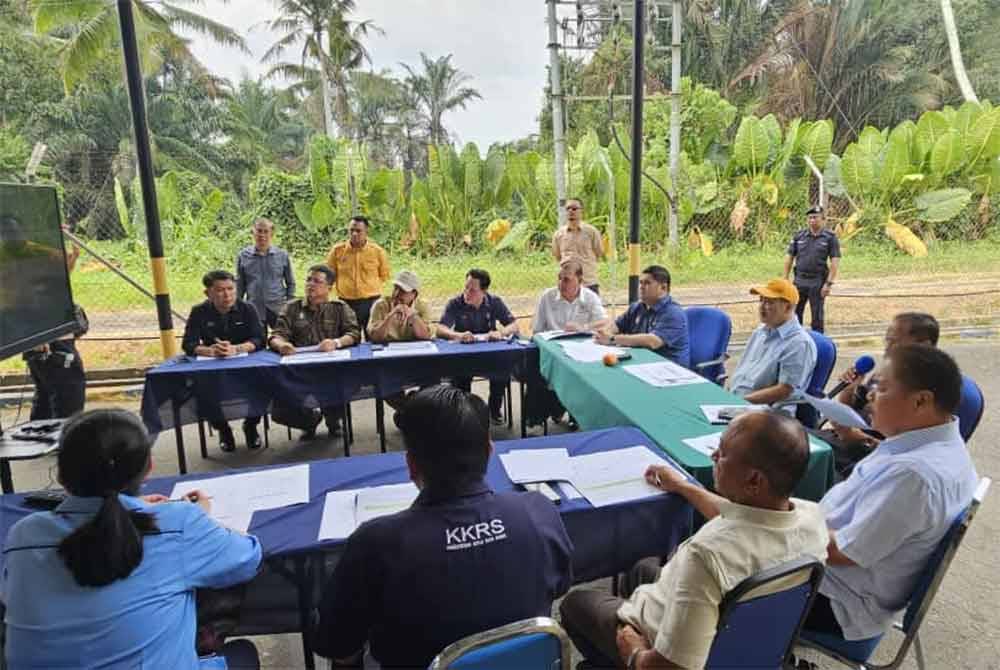 Hajiji mendengar taklimat ketika lawatannya di LRA Limbahau.