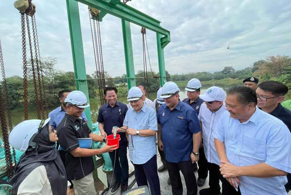 Hajiji ketika melawat LRA Limbahau dan melihat sendiri tahap kemasinan air yang masuk ke muka sauk.