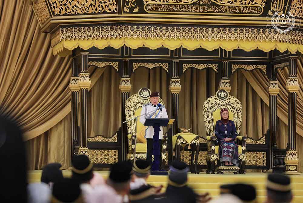 Sultan Ibrahim pada Istiadat Pengurniaan Darjah Kebesaran, Bintang dan Pingat Wilayah Persekutuan Bagi Tahun 2024 di Istana Negara pada Selasa. Turut berangkat, Raja Zarith Sofiah. Foto Facebook Sultan Ibrahim