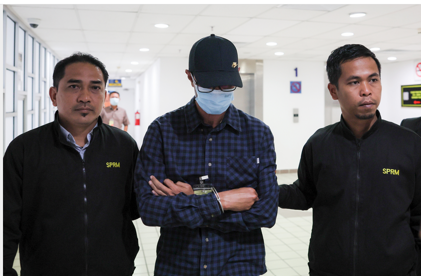 Pembantu tadbir kanan Majlis Perbandaran Kemaman (MPK) Yusliza Othman@Yusof (tengah) mengaku tidak bersalah atas enam pertuduhan menerima rasuah daripada sebuah syarikat pembekalan berupa bayaran ansuran sewa beli kenderaan bernilai RM90,000. Foto Bernama