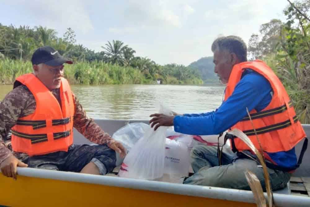Pelepasan benih udang galah di Sungai Triang di Empangan Sungai Buloh, Jelebu. - Foto: Pejabat Perikanan Jelebu