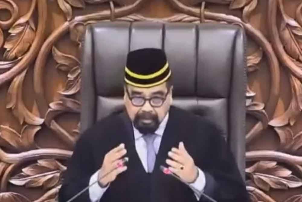 Ramli menadah tangan dan berdoa sebaik sahaja mengambil alih Sidang Dewan Rakyat daripada rakannya, Alice Lau.