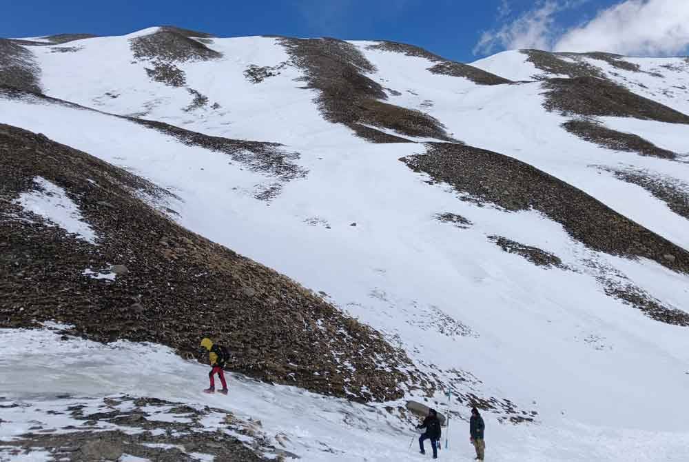 Beliau kini menjalani latihan mendaki dalam cuaca sejuk pada bulan puasa di Banjaran Himalaya.